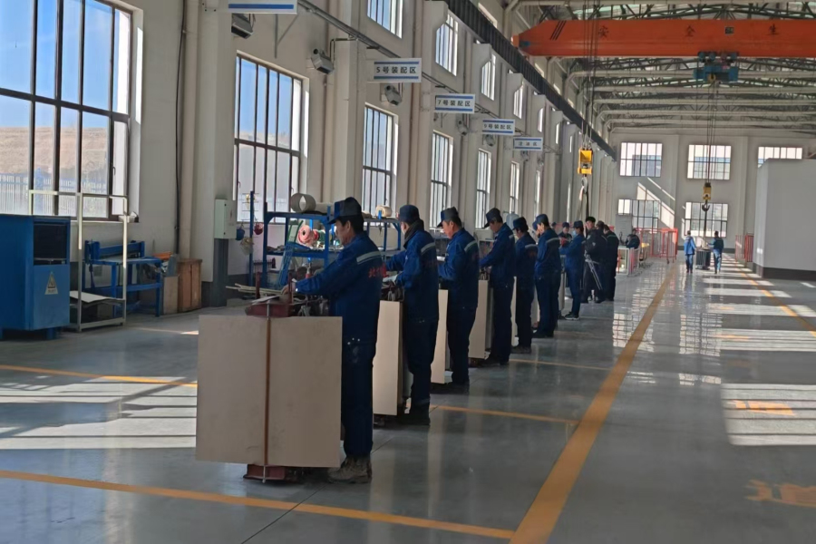 车间工人操作.jpg